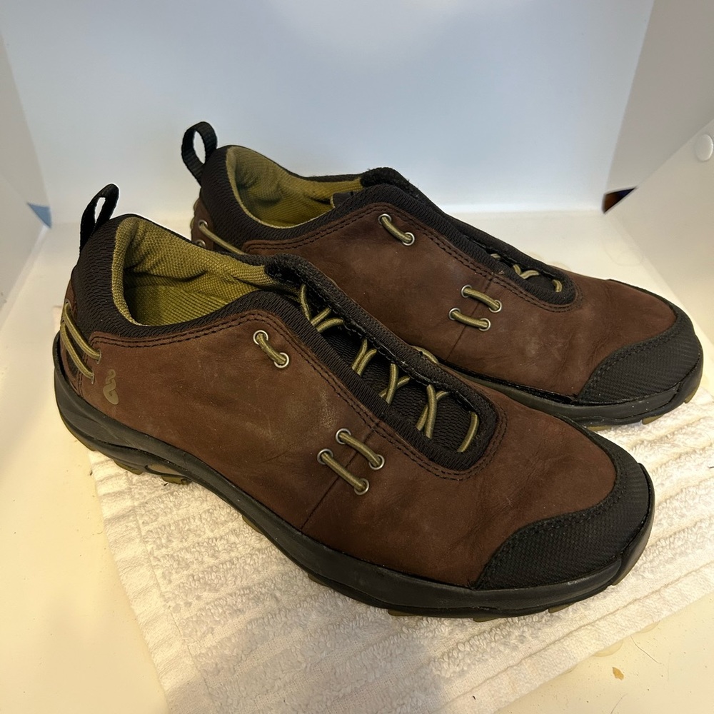 AHNU SLIP ON WALKING HIKING SHOES LEATHER UPPERS SIZE 7
